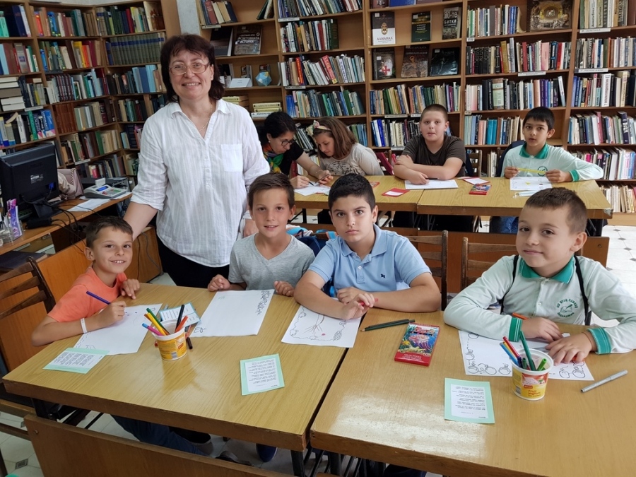 Ученици от НУ „Отец Паисий” се запознаха с книги на пазарджишки автори в библиотеката